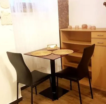 Entire Studio - Vibrant Zizkov